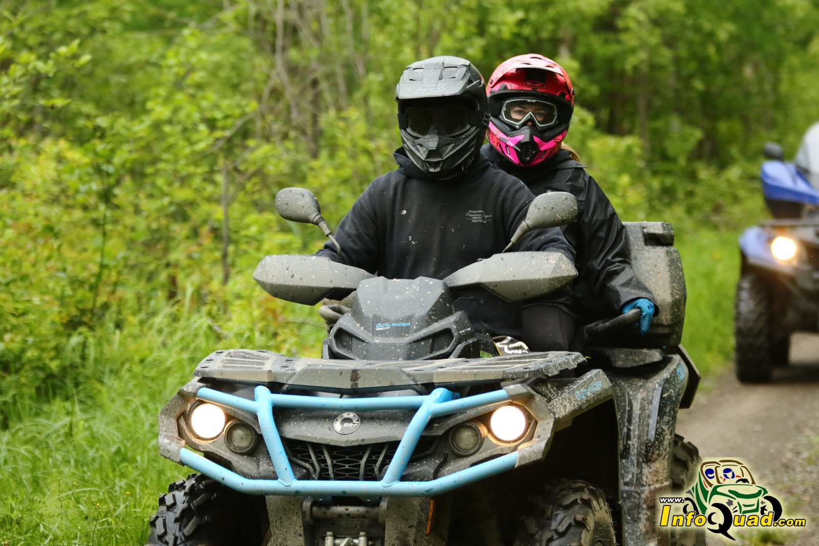 Circuler à deux avec un VTT conçu pour une personne